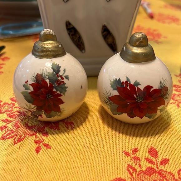 Vintage Christmas Poinsettia Salt & Pepper Shakers - Picture 1 of 5